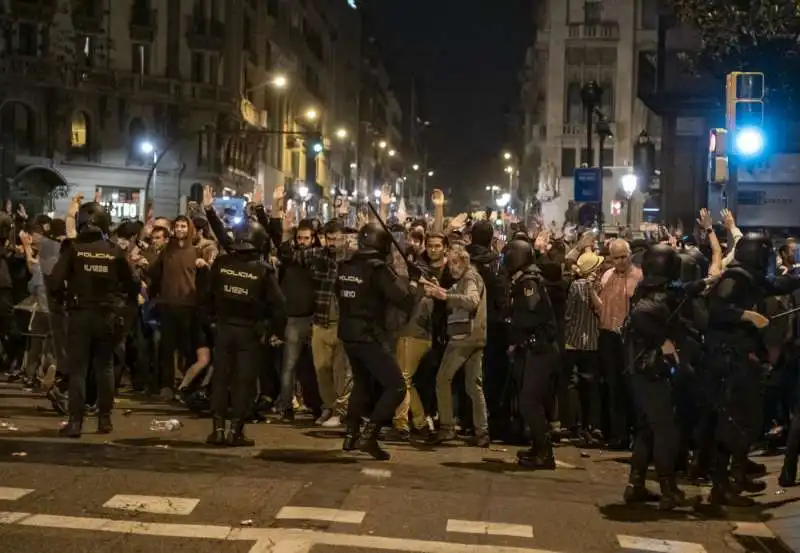 scontri e proteste in catalogna  2