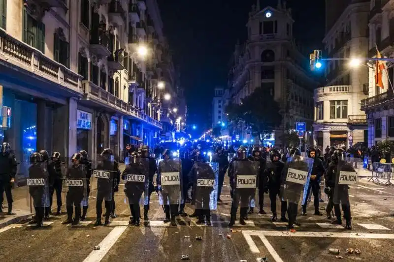 scontri e proteste in catalogna  20