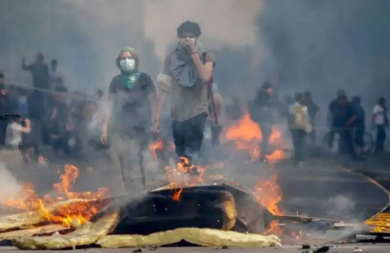 scontri e proteste in cile  11