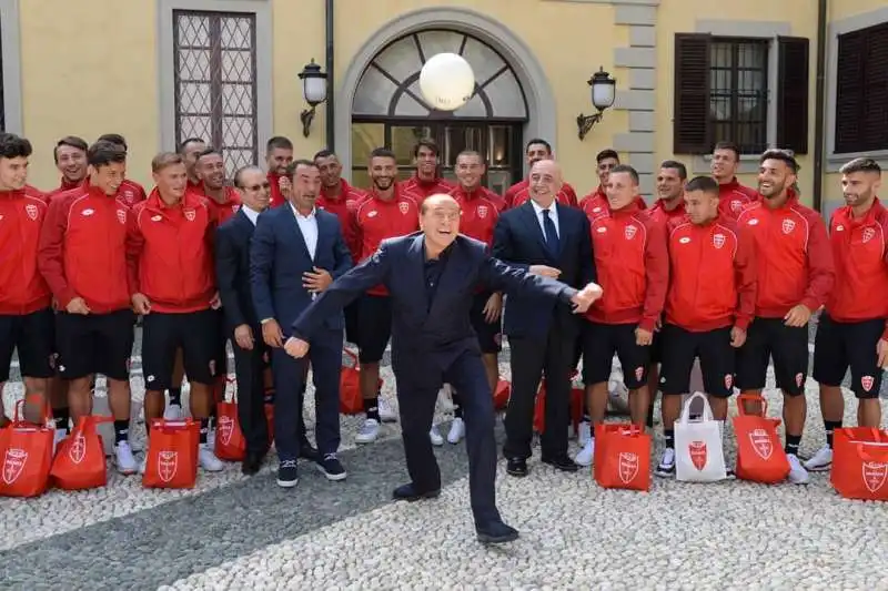 Silvio Berlusconi insegna a giocare a pallone ai giocatori del Monza