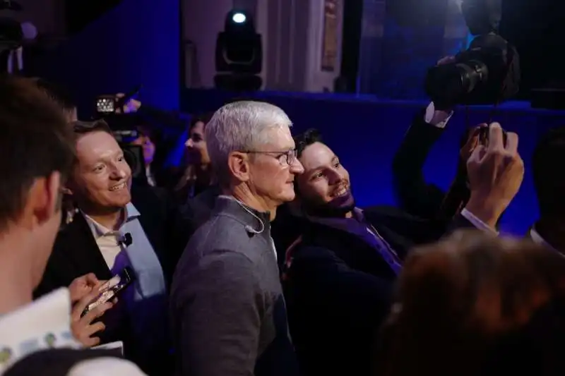 tim cook e andea ceccherini con studenti il pomeriggio al teatro odeon