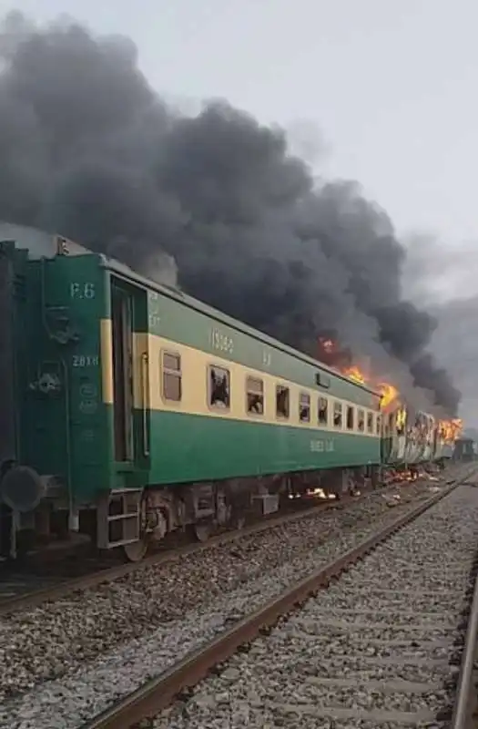 treno in fiamme in pakistan 2