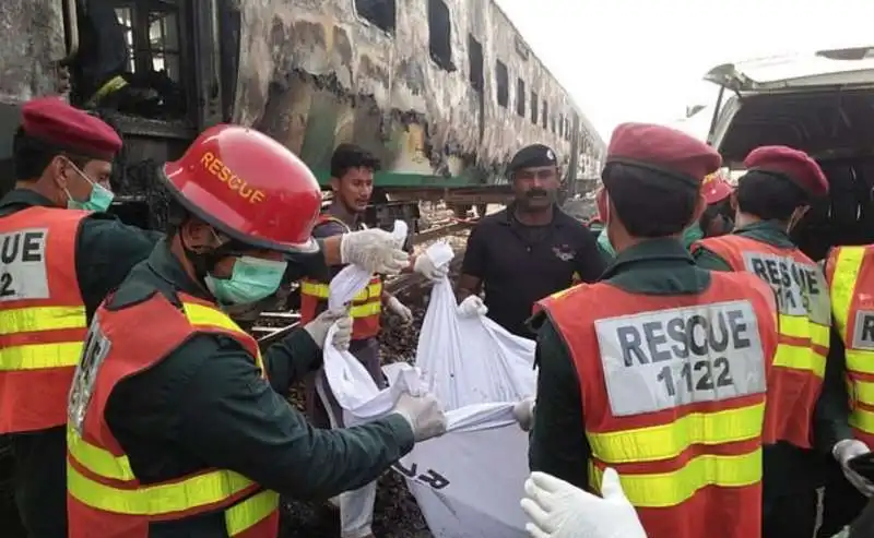 treno in fiamme in pakistan 4