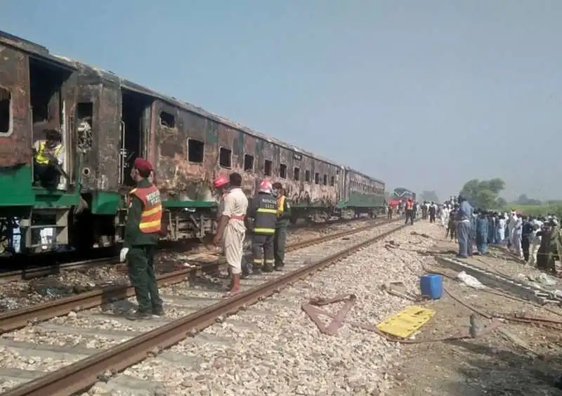 treno in fiamme in pakistan 6