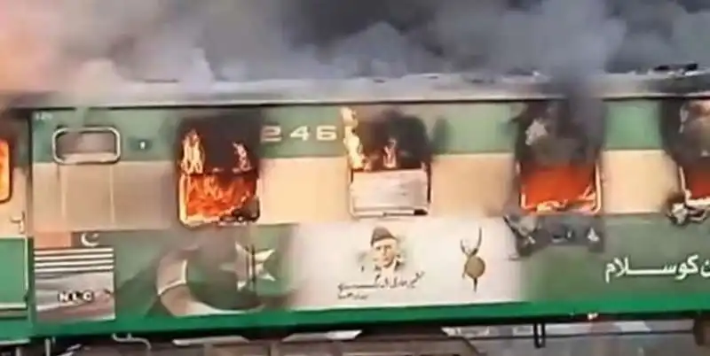 treno in fiamme in pakistan 8