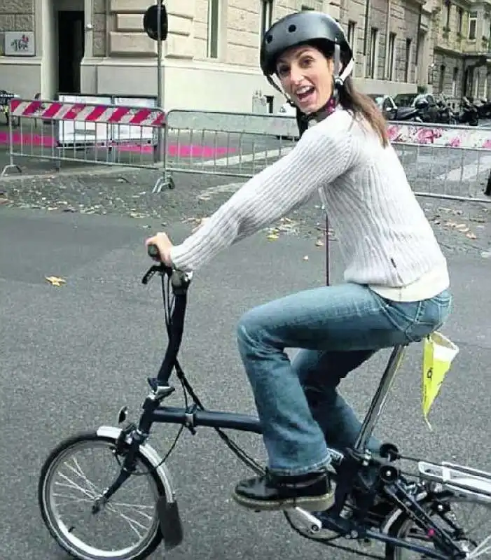 VIRGINIA RAGGI IN BICICLETTA