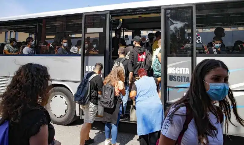 assembramenti sugli autobus 5