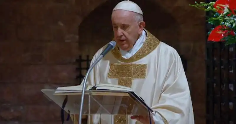 bergoglio celebra messa alla tomba di san francesco