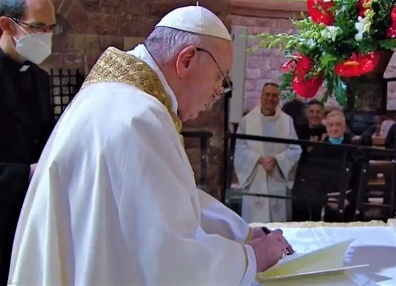 bergoglio firma l' enciclica  fratelli tutti davanti alla tomba di san francesco 1