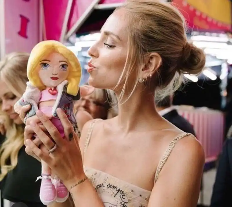 chiara ferragni e la sua bambola