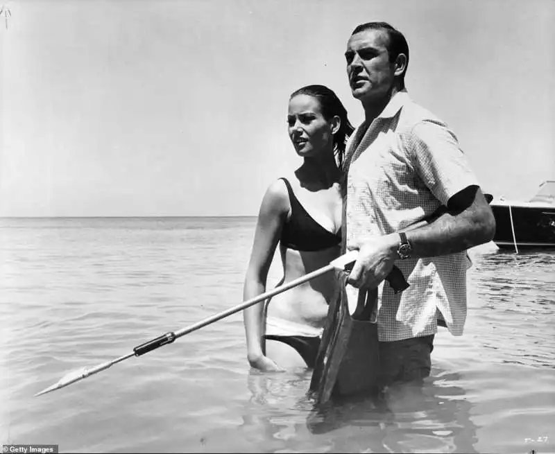 claudine auger con sean connery   007 thunderball 