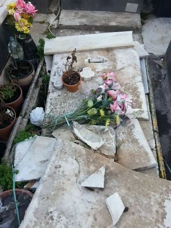 degrado al cimitero flaminio