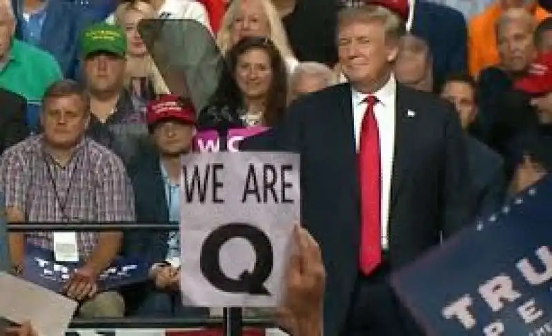 DONALD TRUMP E QANON