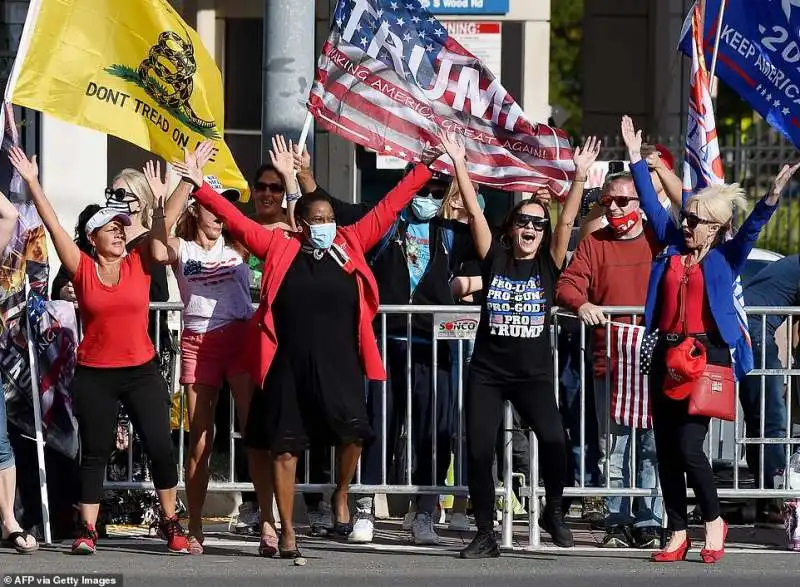 fan di trump fuori dall ospedale walter reed