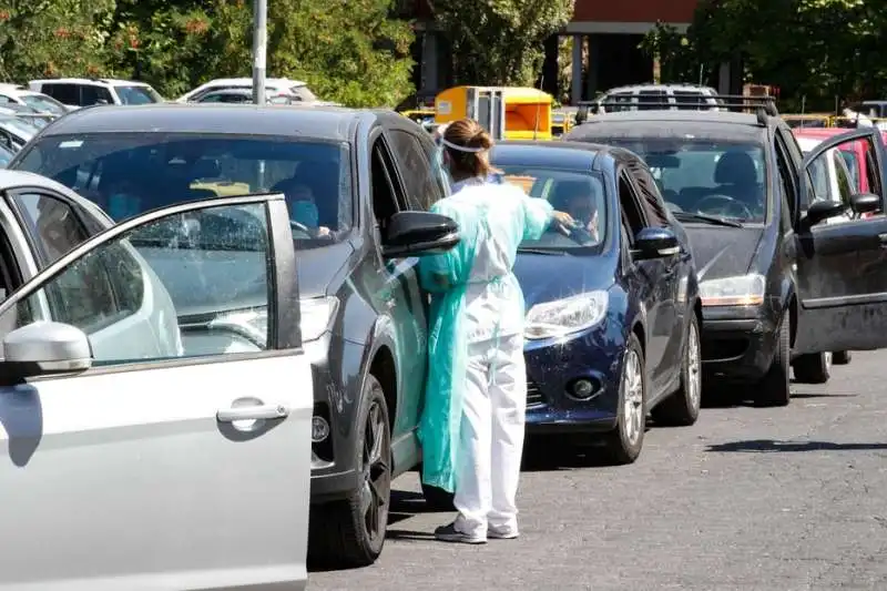 fila al drive in per il tampone