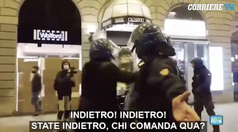 funzionario di polizia richiama gli agenti 