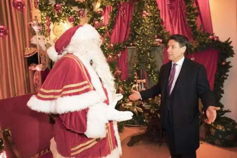 GIUSEPPE CONTE CON BABBO NATALE