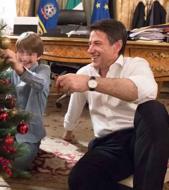 GIUSEPPE CONTE CON IL FIGLIO A NATALE