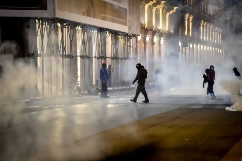 gli antagonisti devastano torino durante la protesta contro il dpcm 1