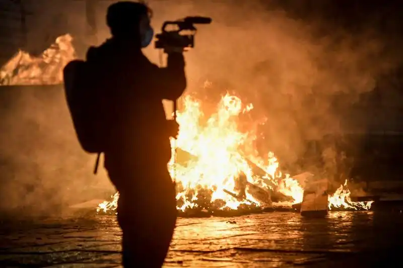 gli antagonisti devastano torino durante la protesta contro il dpcm 14