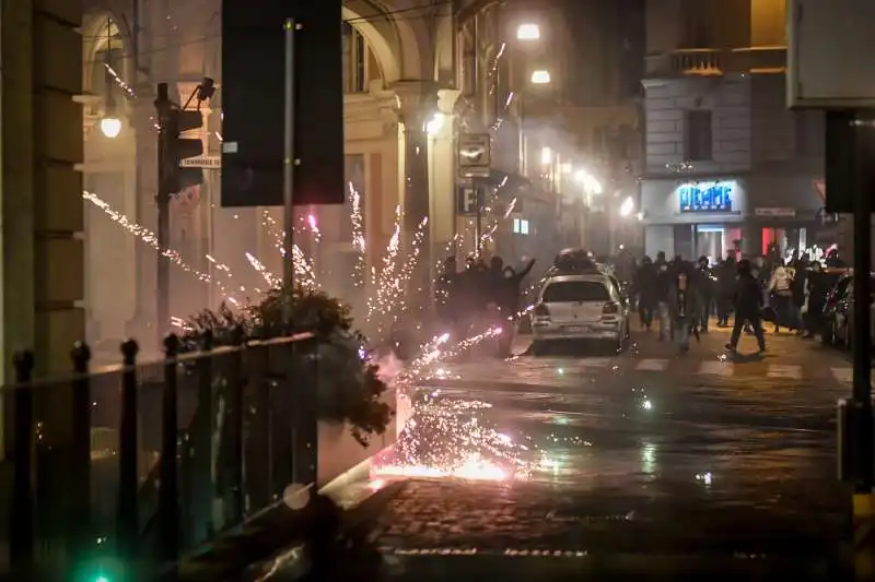 gli antagonisti devastano torino durante la protesta contro il dpcm 9