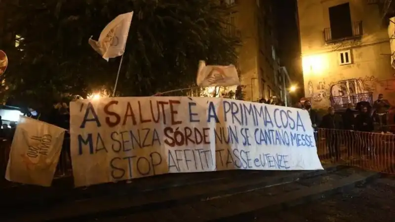 RIVOLTA A NAPOLI PER LE MISURE ANTI COVID 