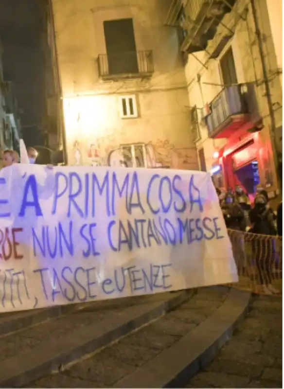 RIVOLTA A NAPOLI PER LE MISURE ANTI COVID 