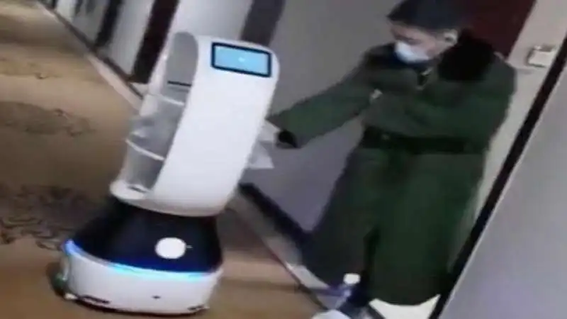 i robot portano il cibo alle persone in quarantena 