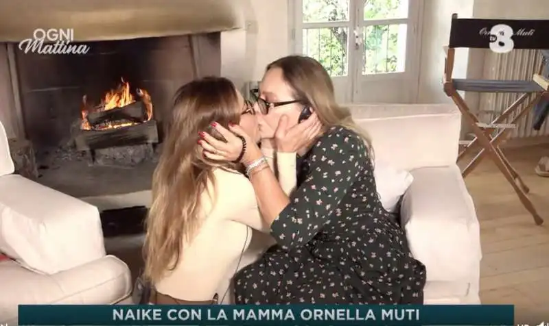 IL BACIO TRA NAIKE RIVELLI E ORNELLA MUTI