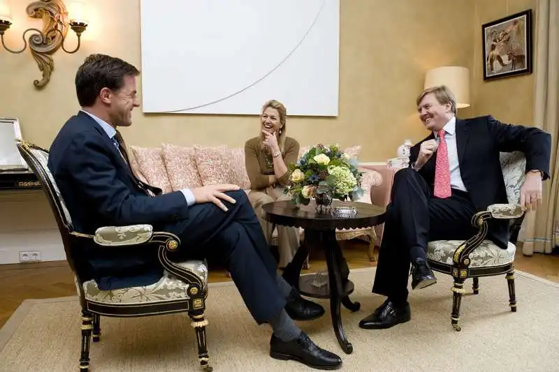 il re willem  alexander e la moglie maxima d olanda con mark rutte