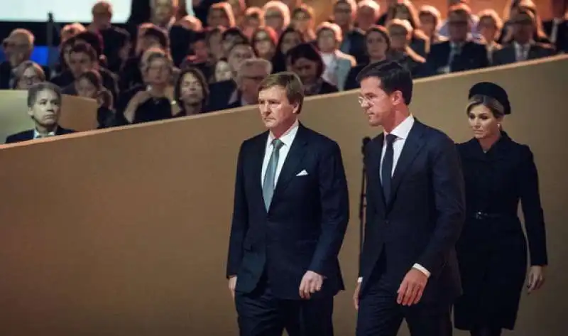 il re willem alexander e la moglie maxima d olanda con mark rutte