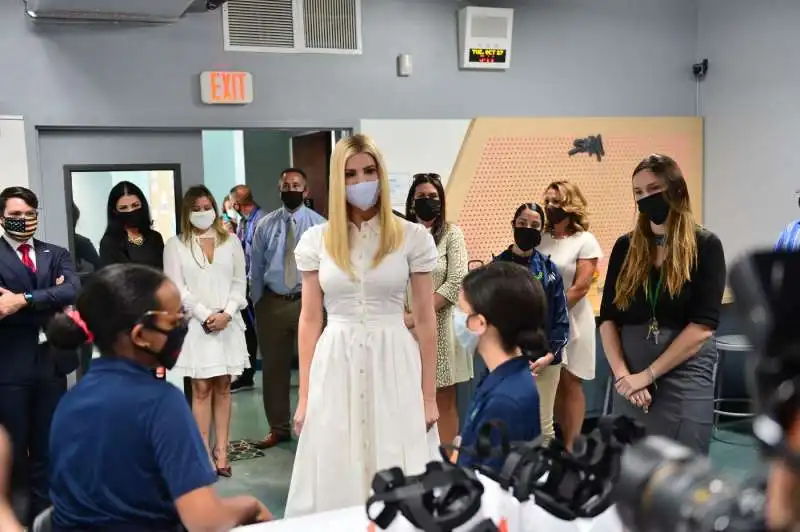 ivanka trump visita una scuola a miami 4