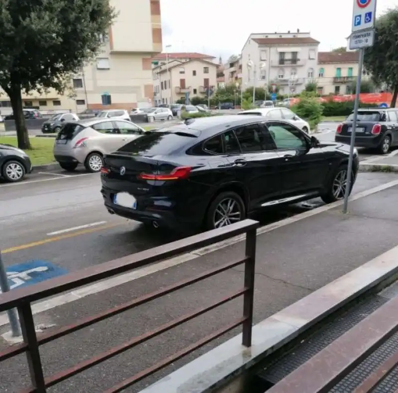 la bmw di scanzi occupa due posti per disabili