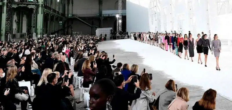 la sfilata di chanel alla paris fashion week 1