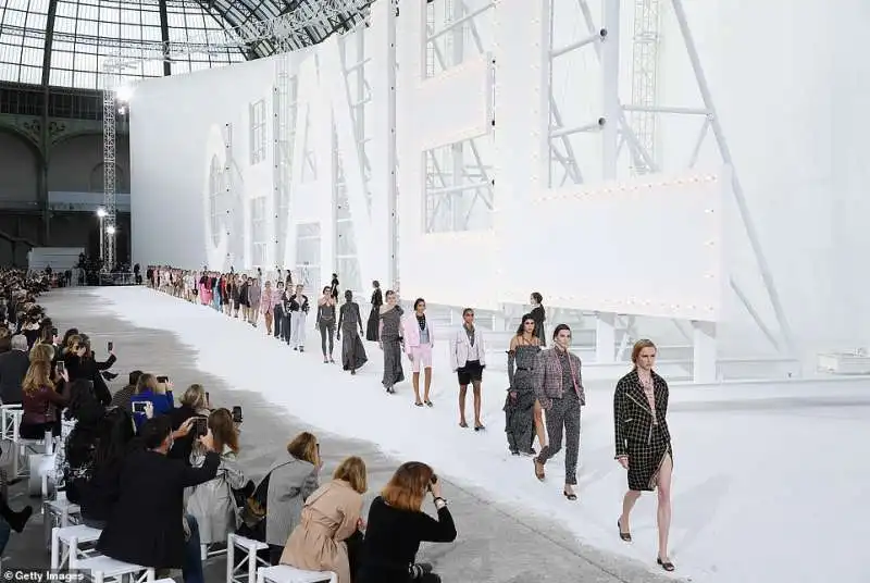 la sfilata di chanel alla paris fashion week 16