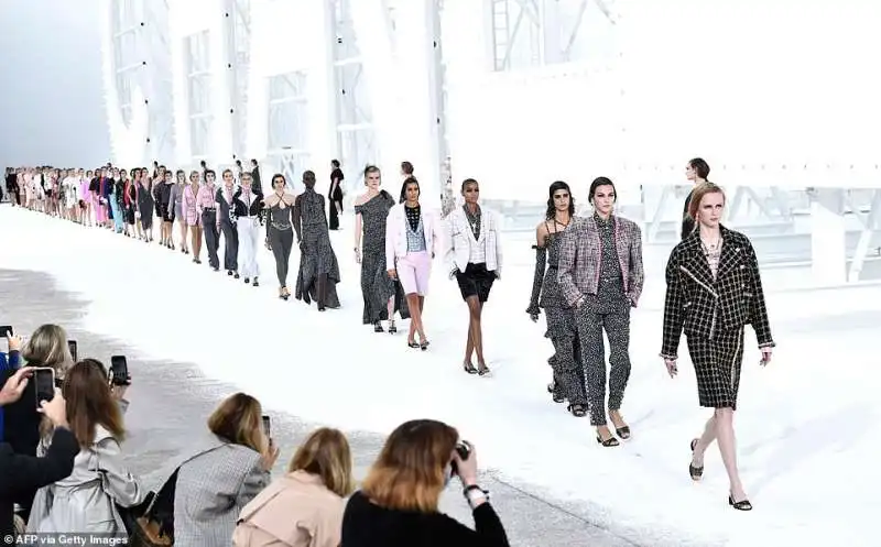 la sfilata di chanel alla paris fashion week 21