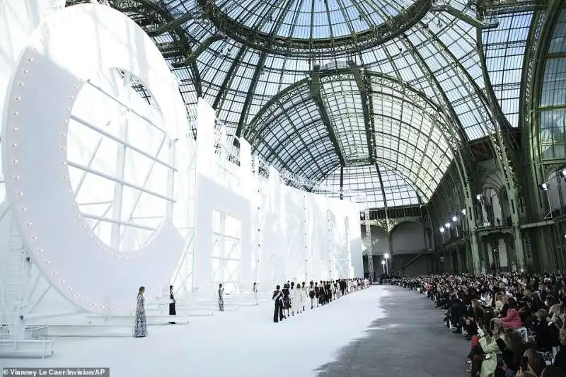 la sfilata di chanel alla paris fashion week 34