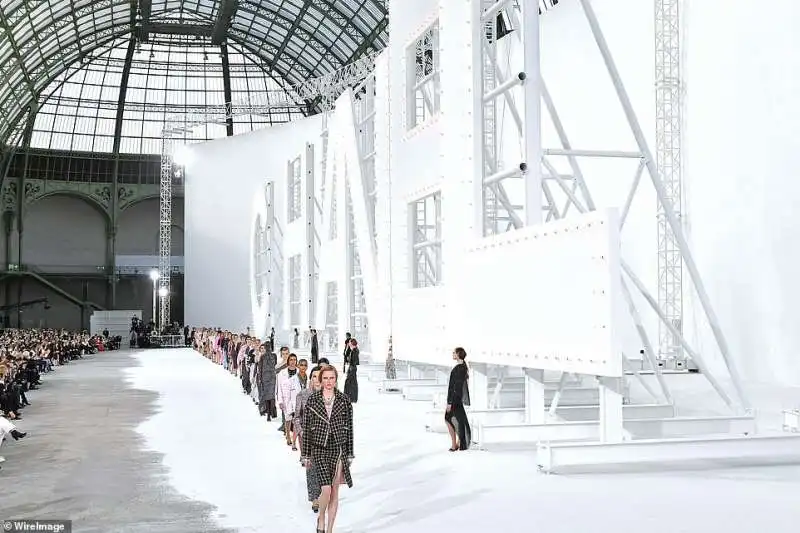 la sfilata di chanel alla paris fashion week 6