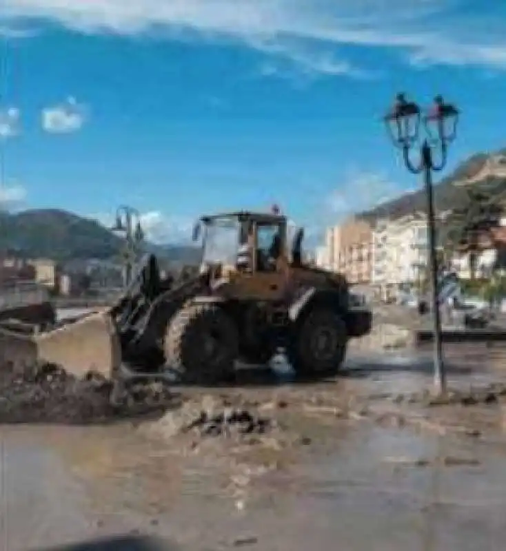 le strade di ventimiglia coperte dal fango