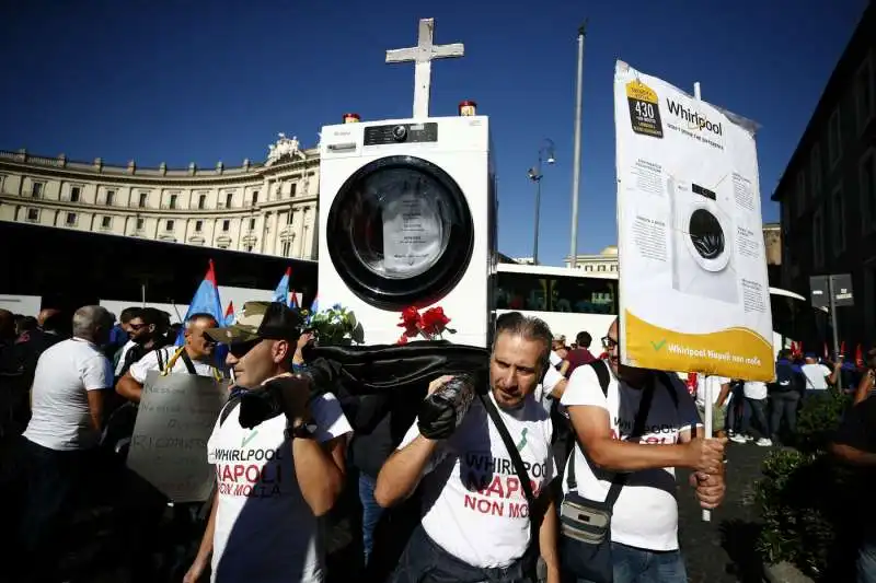 manifestazione dei lavoratori whirlpool di napoli