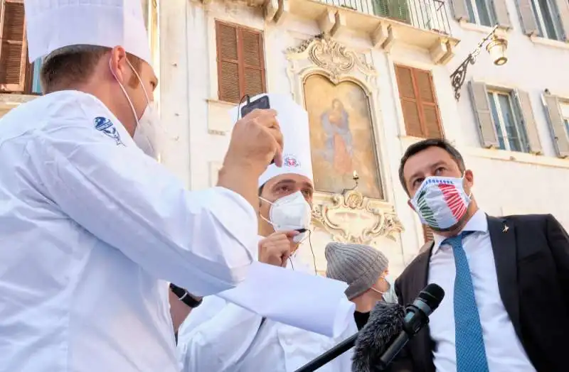 matteo salvini alla protesta dei ristoratori al pantheon  10