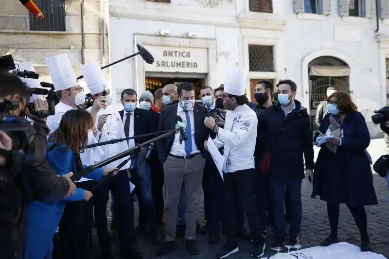 matteo salvini alla protesta dei ristoratori al pantheon 4 1