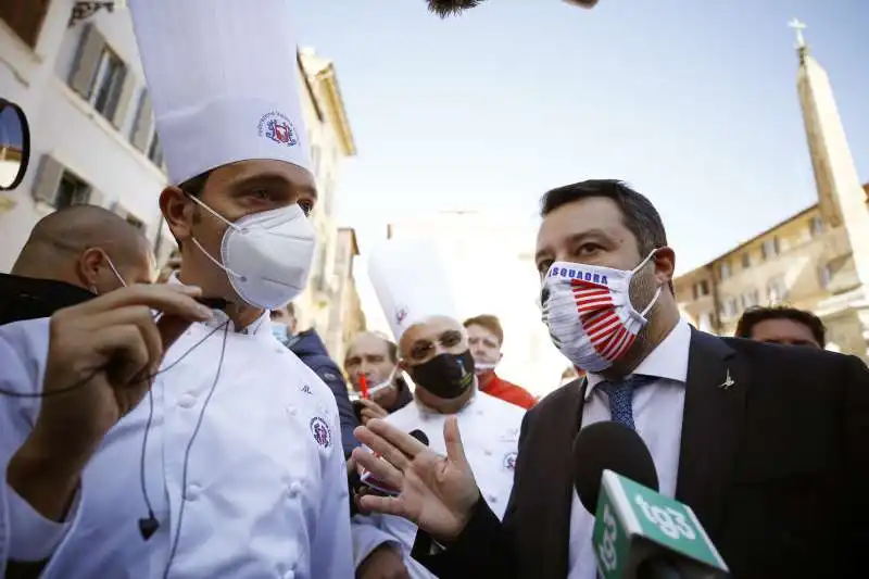 matteo salvini alla protesta dei ristoratori al pantheon 4 12