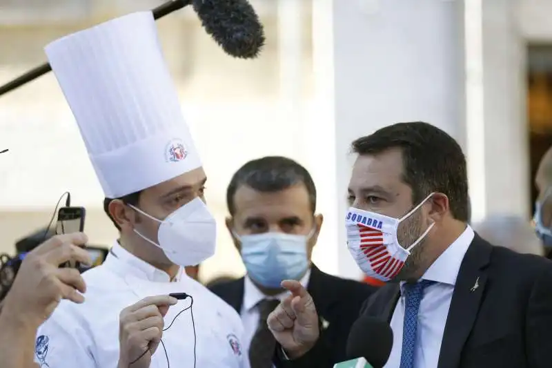 matteo salvini alla protesta dei ristoratori al pantheon 4