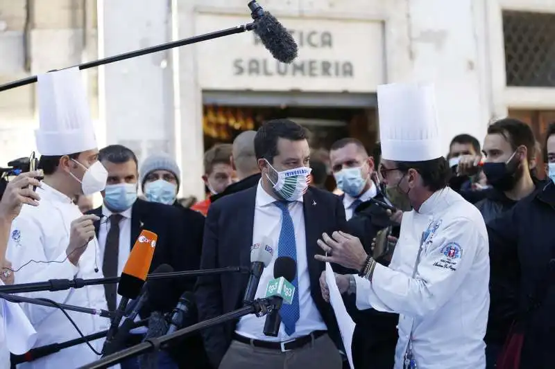 matteo salvini alla protesta dei ristoratori al pantheon 4 2