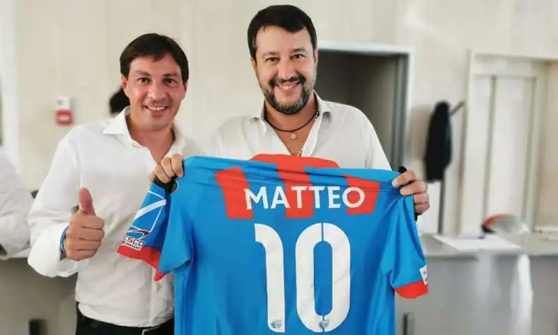 matteo salvini con la maglietta del catania 