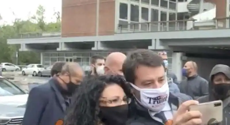 matteo salvini con la mascherina pro trump 7