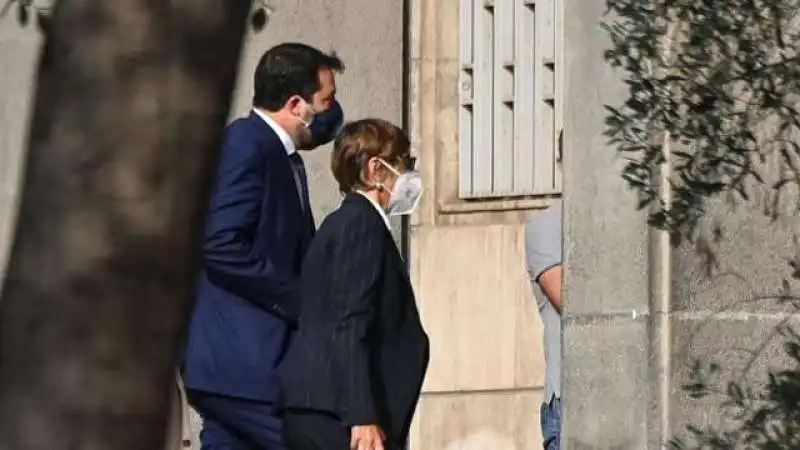 matteo salvini e giulia bongiorno entrano in tribunale a catania 