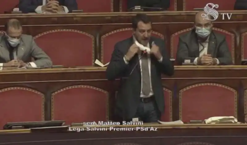 matteo salvini si toglie la mascherina in senato