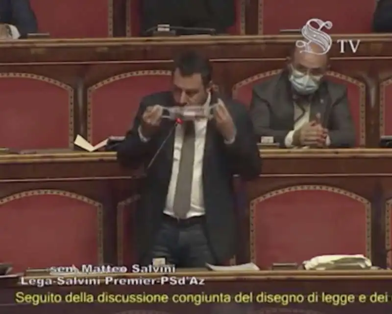 matteo salvini si toglie la mascherina in senato 3